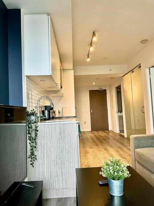 Cozy Condo Near Eatoncentre Mall Toronto Exterior photo
